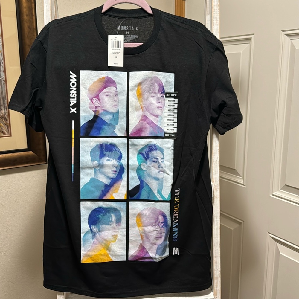 🆕 Monsta X Unisex Med T black with front graphics